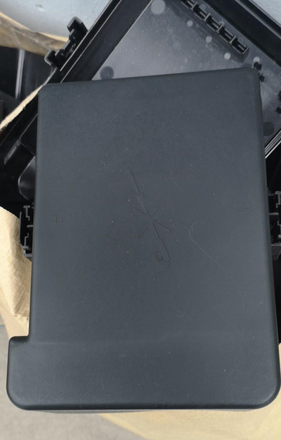 尼龍PA6增強(qiáng)汽車(chē)電器盒可激光打碼專用料